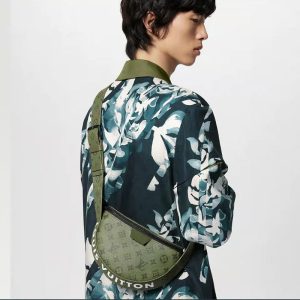 LOUIS VUITTON ムーン・クロスボディRef: M23838